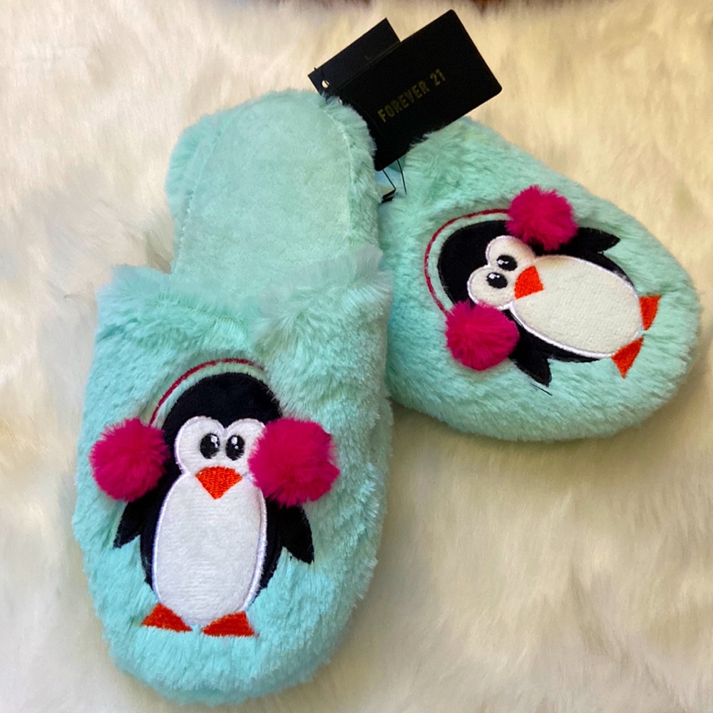 Absolutely cute forever 21 penguin 🐧 slipper in size S